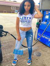 Vaqueros rotos con cortes y bloques de color